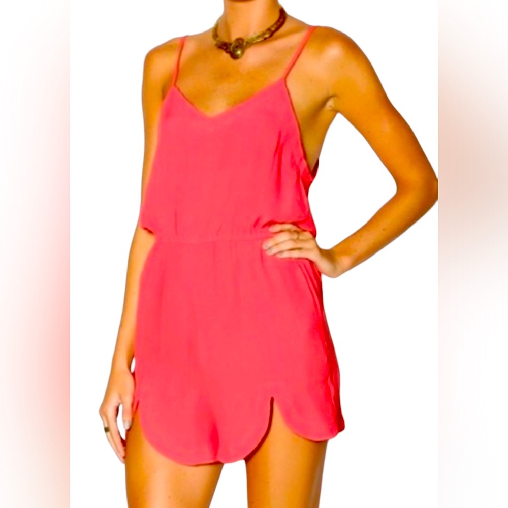 MinkPink coral romper Sz Medium NWT Pink scallop